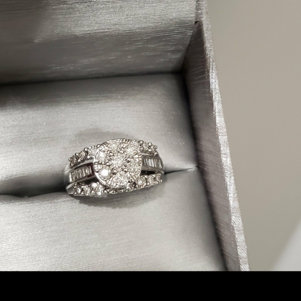 10k Gold Natural diamonds engangement ring New